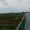 Al final de la larga pasarela que nos permite cruzar la autopista las vías de tren y el Llobregat 
