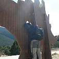 El detalle de la escalera para subir a la escultura 