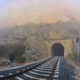 Cruzamos las vías del tren y seguimos en bajada 