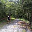 El sendero llanea por una ancha pista 