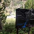 Plafón indicativo frente a la Cascada de la Vall del Riu 