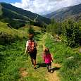 Caminamos rodeados de campos a las afueras de Soldeu 