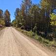 Vista atrás la pista paralela a la canalización 