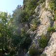 Vista del paso equipado -escalones de vía ferrata blancos y una corta pasarela 