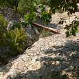 Los escalones de vía ferrata blancos 