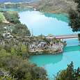 Llegando al coche junto al puente que cruza el embalse del Grado. Al fondo el pueblo Ligüerre de Cinca. 