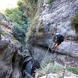 Puente tibetano de 5 metros por encima del salto de agua inicial 
