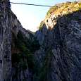 En lo alto vemos el puente colgante de Farinet 
