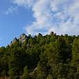 Desde el parking sobresale en el bosque la pared de la ferrata 