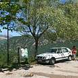 Parking y panel con las rutas de la zona 