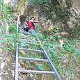 Superada la escalera metálica nos dirigimos hacia el salto de agua 