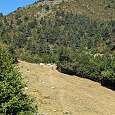 Caminamos por el prado en busca del sendero de subida al refugio 