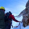 Tramo de ferrata cubierto de nieve 
