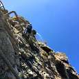 Tramo superior de la vía ferrata con la caída de agua bien visible 