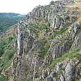 Vista de la segunda parte de la vía ferrata -con la pasarela visible- 