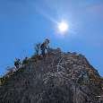 En la cima del espolón y cerca de la siguiente tirolina 