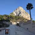Entrada por la calle Isla de Formentera al sendero que sube al Peñón de Ifalch 