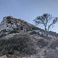 Zig Zag de subida protegida con muros de piedra 