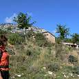 Dejamos la masía arriba y seguimos bajando. En el delgado palo metálico hay la marca de GR-1 