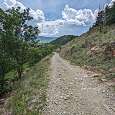 Pista de tierra junto al río Estaüja 