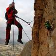 Cruzando la bisagra bien asegurados al cable de vida (© Juan Agulló Artero) 