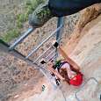 Subiendo la escalera metálica (© Juan Agulló Artero) 
