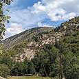 Vista del camino de aproximación desde el estacionamiento. Se ven algunas instalaciones del parque de aventura al fondo 