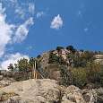 Vista atrás hacia la cima del parque de aventura 