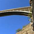 Al final vemos el puente que cruza la presa. Queda muy poco! 