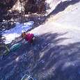 Inicio de la vía. Junto a la placa de nieve podemos ver la plataforma de madera encima del barranco y en la pared la colchoneta de protección para la última tirolina del bosque de aventura 
