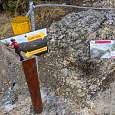 Indicadores en la bifurcación -a la derecha tomamos el camino de retorno a la izquierda seguimos por la vía ferrata- 