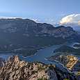 Desde la cima vistas al norte hacia el pantano de Oliana y al fondo las paredes <em>dels Espolvins</em> de la antigua vía ferrata Regina de Peramola 