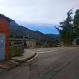 Vista atrás desde el estacionamiento -vemos el cremallera que sube a Montserrat- Regresaremos por esta calle 