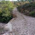 Llegamos a una pista que seguimos a la izquierda 
