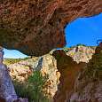 En la base de la cueva 