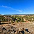 Villalba de la Sierra al fondo desde el final de la vía ferrata -en primer término el Poblado del Salto de Villalba- 