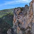 Foto con zum desde el final de la vía ferrata de gente observando en el Ventano del Diablo 