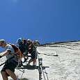En el tramo más vertical vemos a un chico bajando asegurado como en una vía ferrata -envidia- 