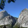 Vista atrás con el Liberty Cap -2157 m.- en primer término el Mt. Broderick -2044 m.- en el medio y el Half Dome -2693 m.- en el fondo 
