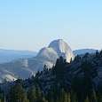 Vista lejana del Half Dome desde el Nordeste -la salida de Yosemite por el Tioga Pass- 
