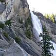 El camino serpentea cerca de la cascada Nevada Fall 