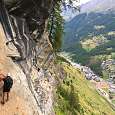 Seguimos descendiendo el largo flanqueo expuesto con grandes vistas a Zermatt 