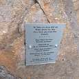 Placa que conmemora la primera escalada de la pared en 1947 
