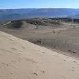 Dejamos atrás otro grupo de excursionistas al pie de la duna 