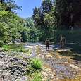 Caminando por el lecho del río de bajada a la gorga de la Mola 