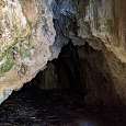 Interior de la cueva de la Torre -medio cerrada con unas rejas- 
