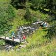 Puente para cruzar a una zona de picnic junto al Segre 