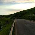 Empezamos a caminar por el lateral de la carretera CO-4 Covadonga-Los Lagos 