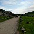 Camino ancho que nos aleja del lago Enol y nos adentramos en la Vega de Enol 