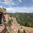 La masía cal Perinxes colgada al pie del castillo del Querforadat. Con pasear por el pueblo ya vale la pena la visita 